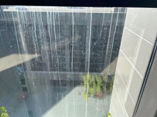 Фото грязного окна, мытое год назад