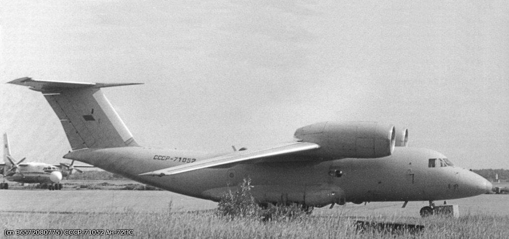 Ан-72ПС СССР-71052. Фотография вероятнее всего сделана в Гостомеле