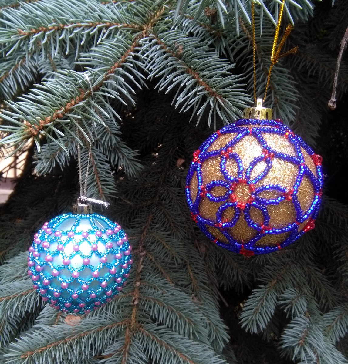 Работа Ольги Авдеевой - шарики украшены бисерной сеткой работы Ольги.