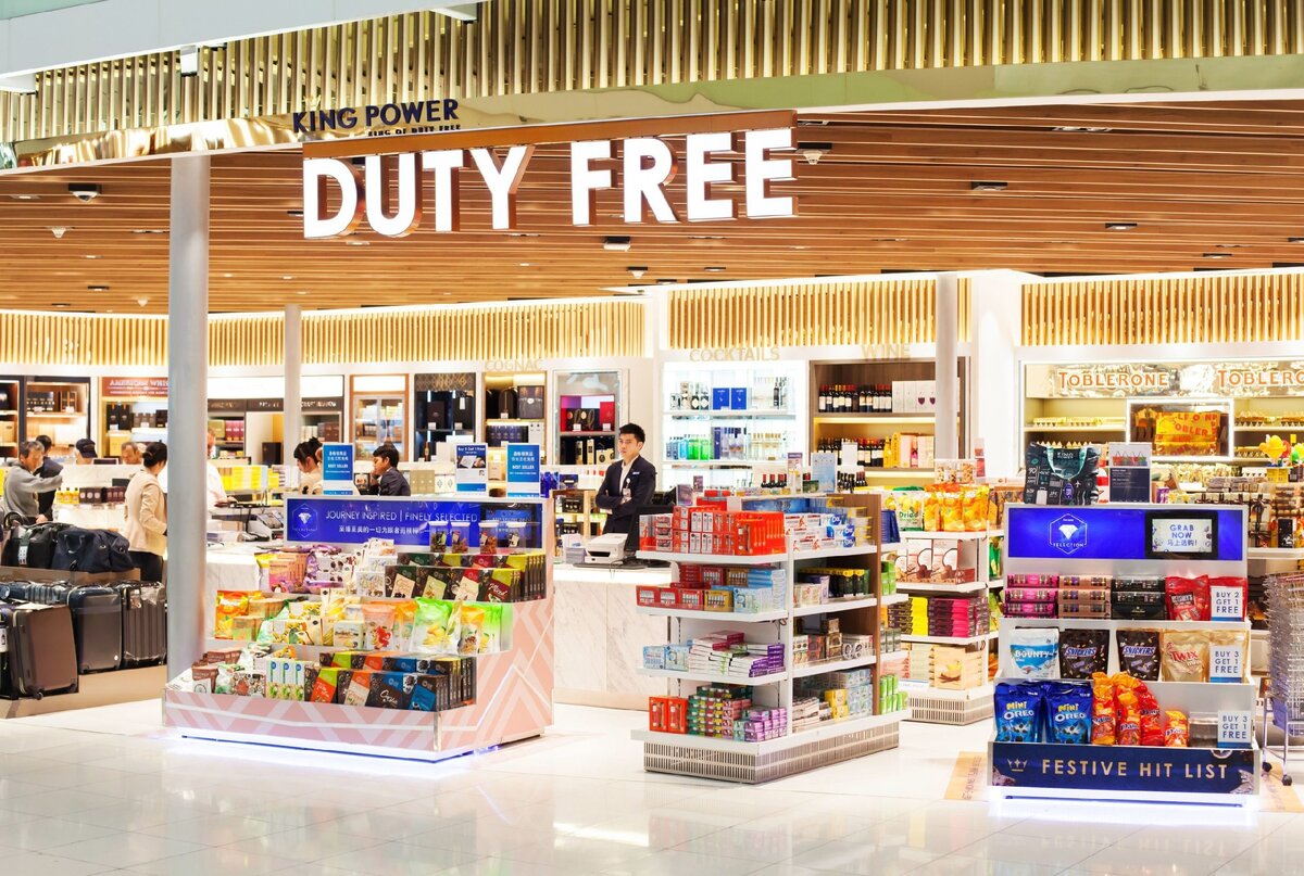 В 1960 году Чак вместе со своим другом Робертом Миллером основал компанию DFS – Duty Free Shoppers Group. Тогда же предприниматели расширили целевую аудиторию и ассортимент: помимо алкоголя стали продавать парфюмерию и предлагали все это не только морякам, но и туристам.