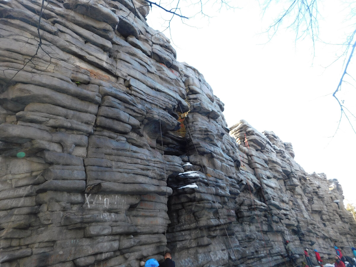 Гряда скал Чёртово городище - камни лежат ровно, как по линейке. Фото автора.