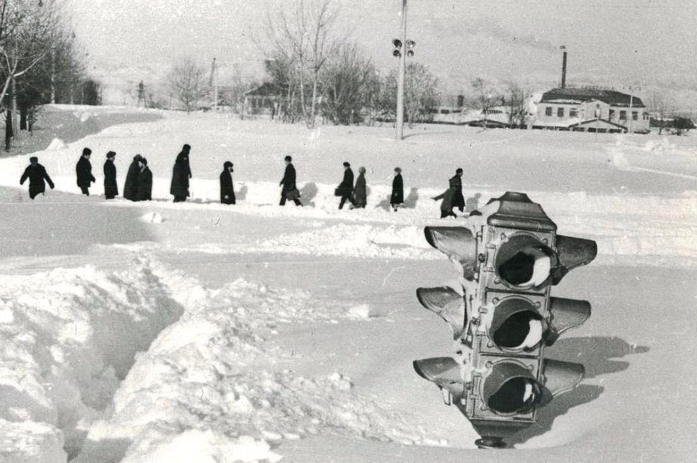 Многие е. Южно Сахалинск 1970 зима. Сахалин зима 1969. Зима в Южно Сахалинске 1969. Сахалин зима 1960.