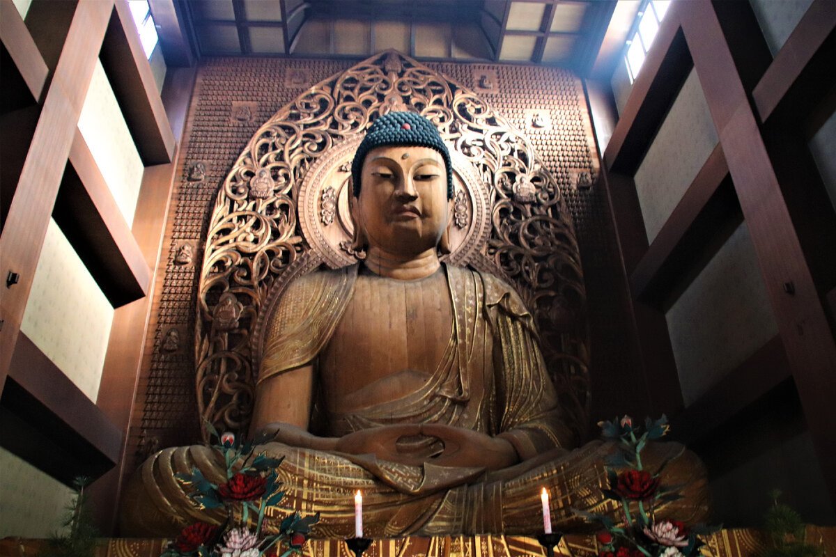 Фукуока. Деревянный Будда в Tochoji, высота 10,8м - это самая большая деревянная статуя сидящего Будды в Японии