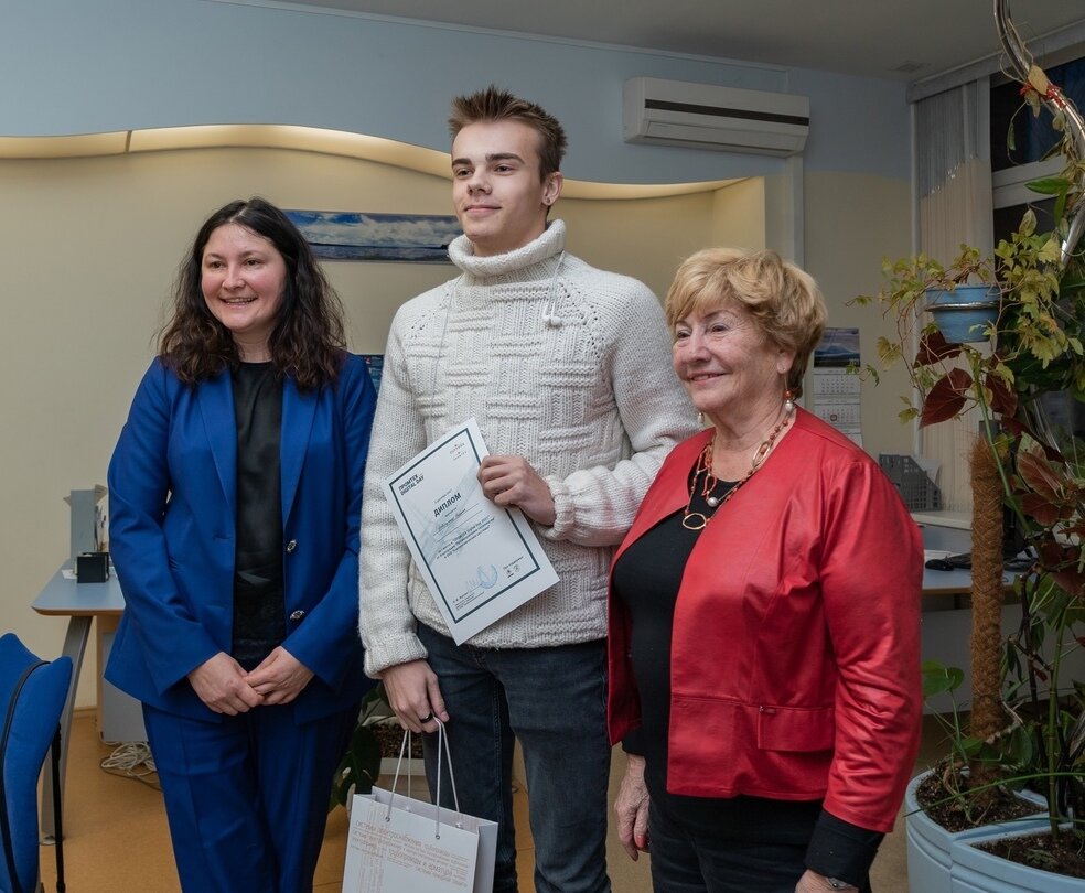 Победитель конкурса "Промтех Digital Day" Никита Новохатько с директором ИСАУ Евгенией Наумовной Черемисиной и заместителем генерального директора по персоналу ОКБ "Аэрокосмические системы" Инной Жуковой