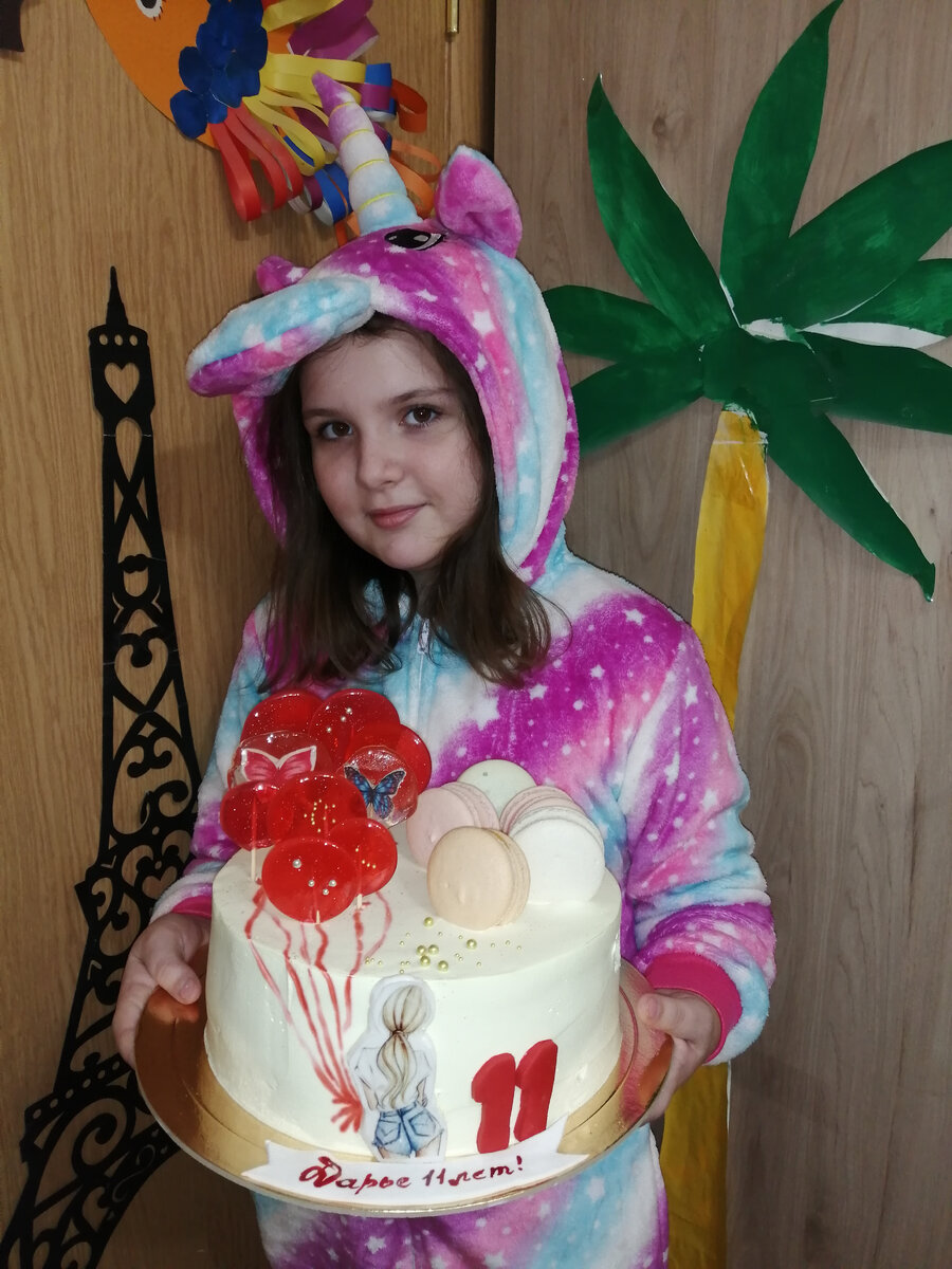 Именинница с тортом. 