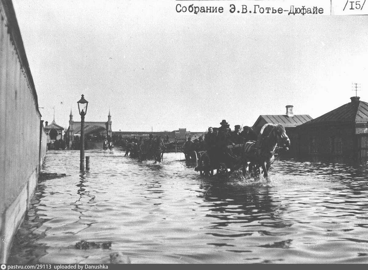 Зубовский бульвар у Крымского моста, 1908. С сайта www.pastvu.com.