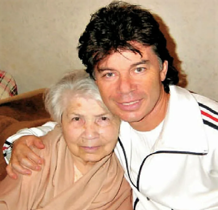 50-летняя жена Олега Газманова обнародовала соблазнительное фото в белье