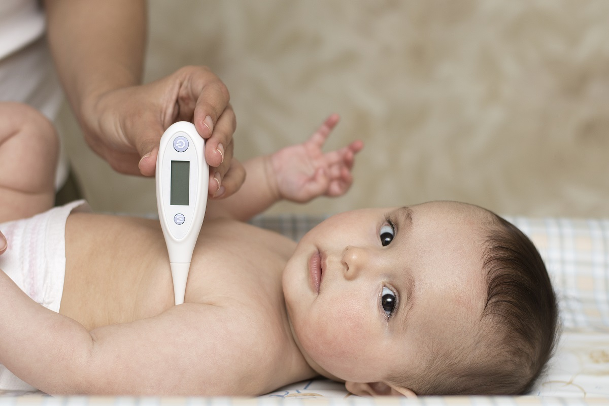Градусник для малышей. Ребёнок новорождённый с градусником. Детский градусник для новорожденных. Термометр для новорожденных.