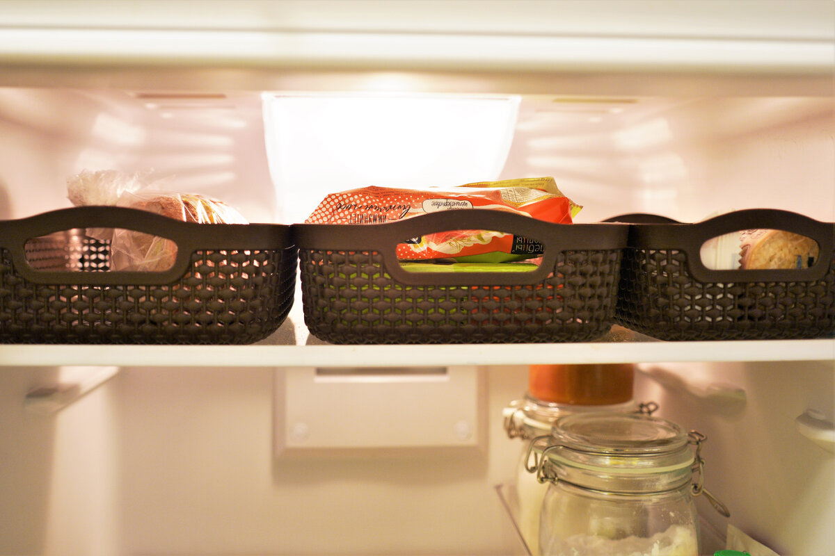 На верхней полке холодильника (слева-направо): хлеб, сухие хлебцы, печенье. Ниже на средней полке обычно приготовленная еда в кастрюле или контейнерах и в прозрачном акриловом контейнере запас соды и лимонного сока (это я часто использую и для уборки и для выпечки).