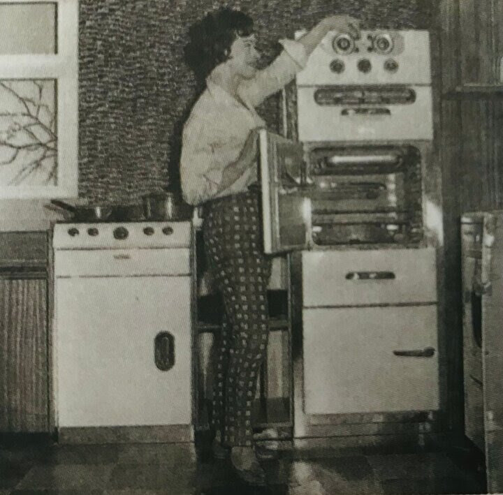 Удобная кухня 60-х годов. Фотография из книги "Столетие британской кулинарии".