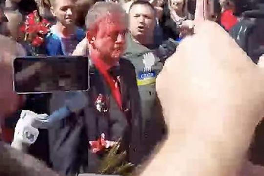    На российского посла в Польше напали на кладбище советских воинов