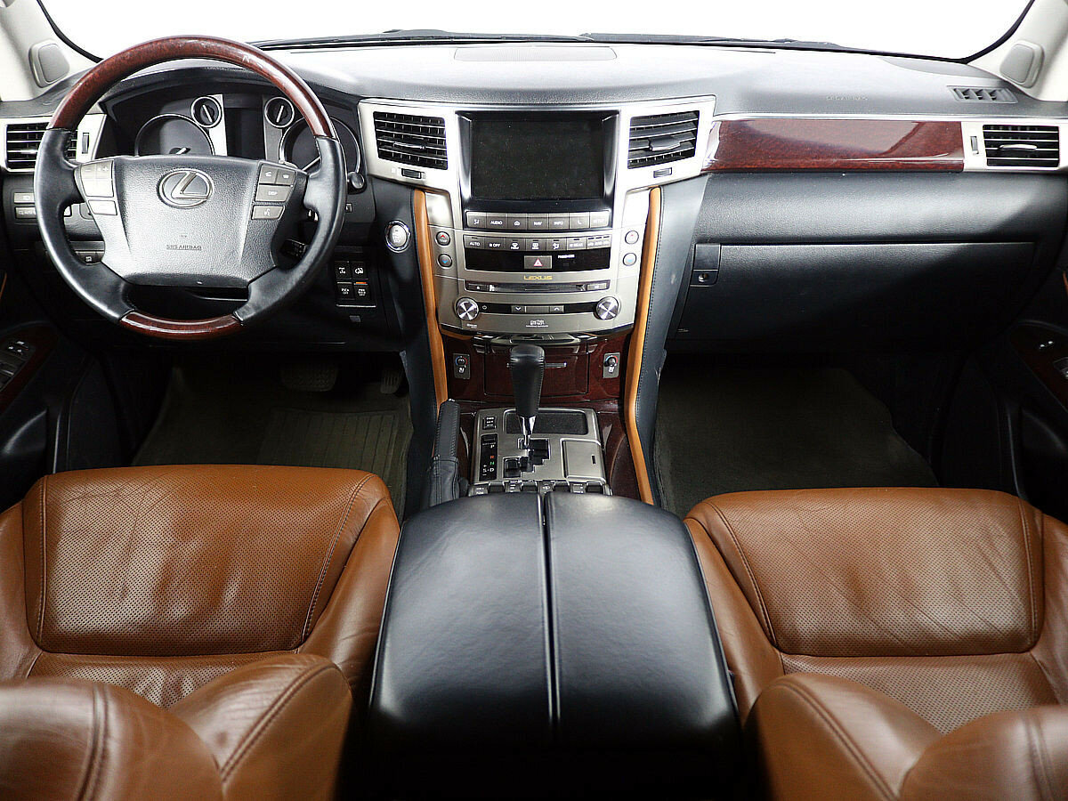 Lexus LX III — автомобиль известный, заметный и статусный. Именно в этом поколении он обрел уникальные черты и стал существенно отличаться от базового Land Cruiser.-2
