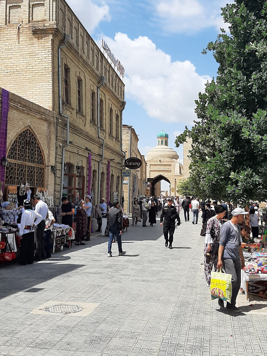 Бухара, старый город, все без масок.