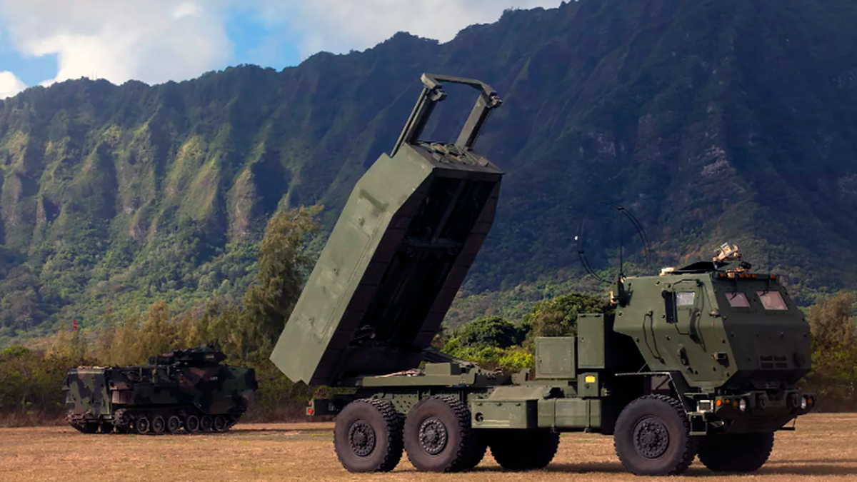 Реактивная система залпового огня на колесном шасси HIMARS.