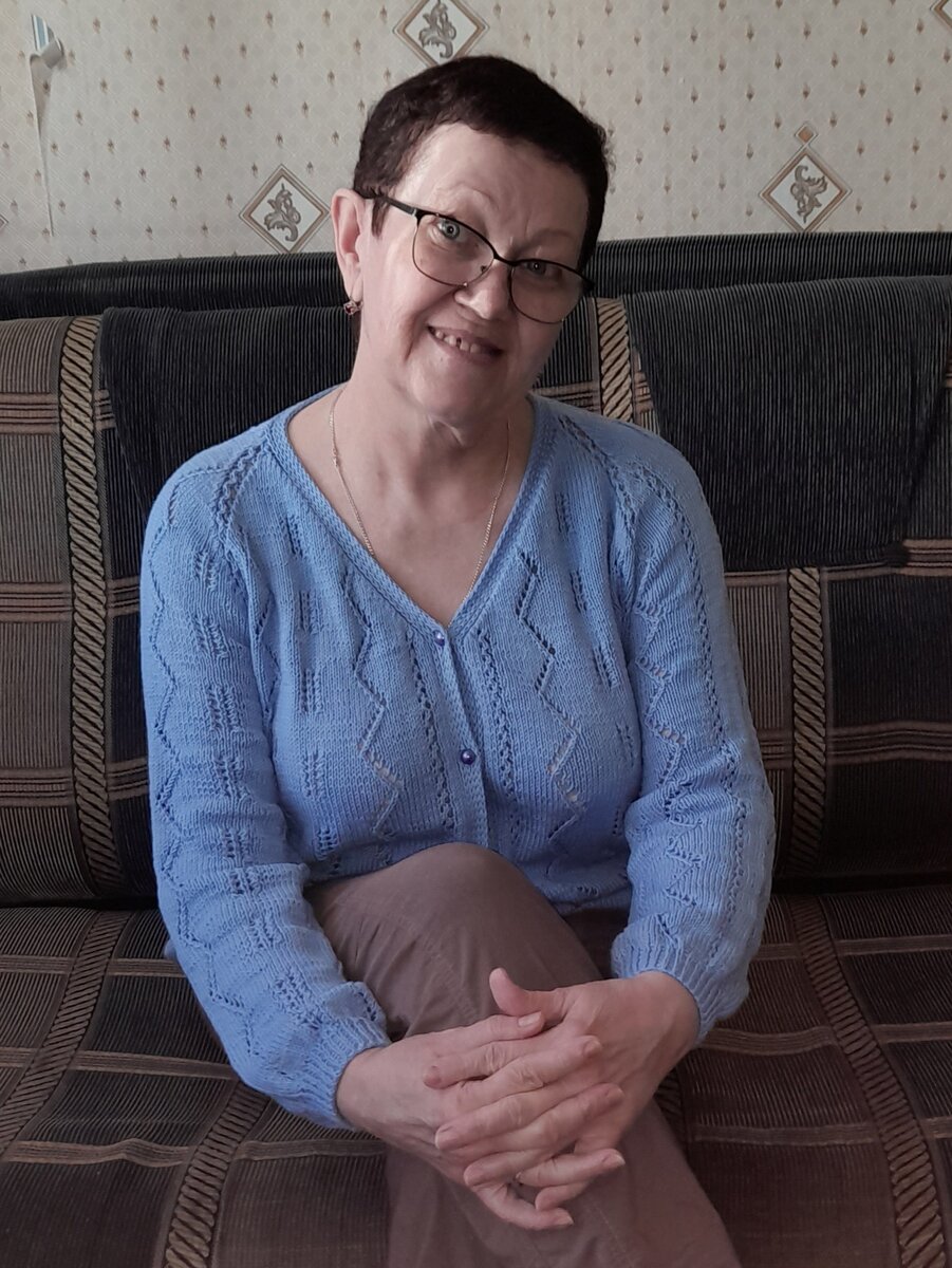 А вот эту кофточку я сама совсем недавно связала по мастер классу из интернета. Очень старалась. 