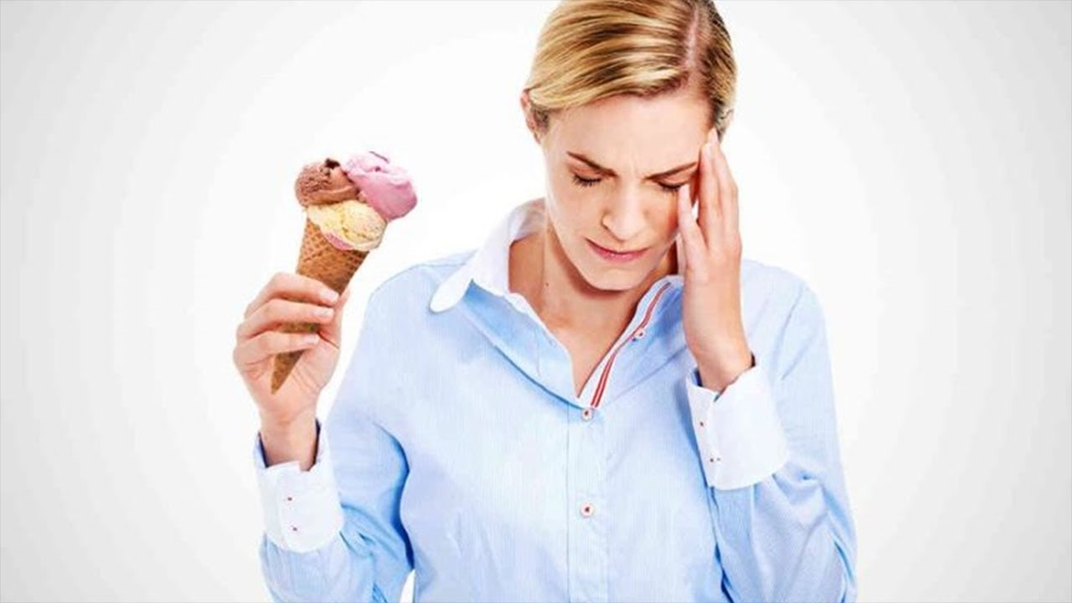 больно есть мороженое. можно ли есть мороженое если болит горло. мужчина ест мороженое. мороженое с больным горлом. больно есть мороженое.