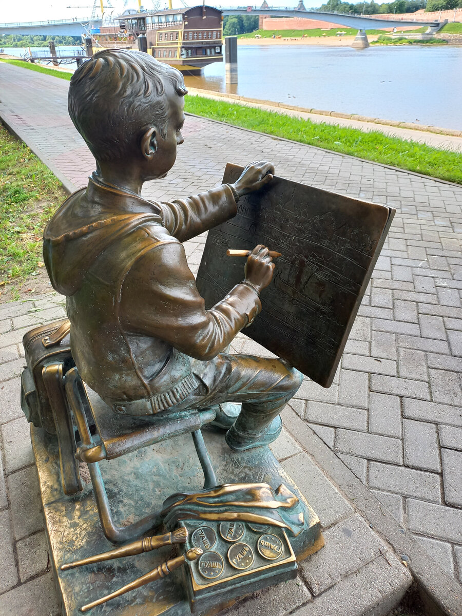 Скульптура художника. Набережная Александра Невского