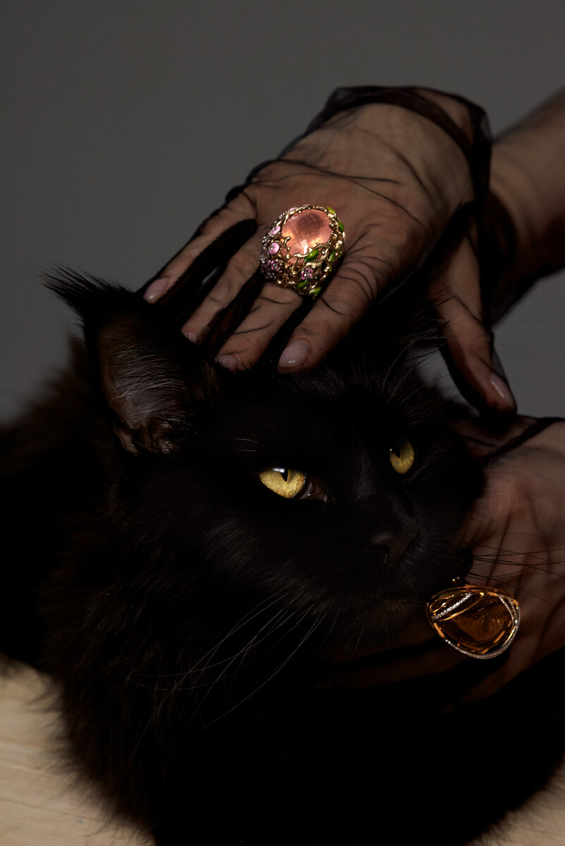 Кольцо "Инь Ян", ювелирный дом RODIS, желтое золото 585 пробы, розовый кварц, прозрачные бриллианты высшей категории, горячая эмаль, ручная работа. Цена по запросу 