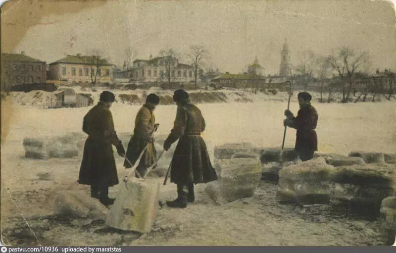 1899 год, колка льда на Пресне - вдали видны храм Кизических мучеников, дома по Конюшковской улице. Пресне осталось жить в открытом русле менее 8 лет.