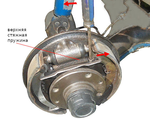 Снимаем стяжную пружину колодок