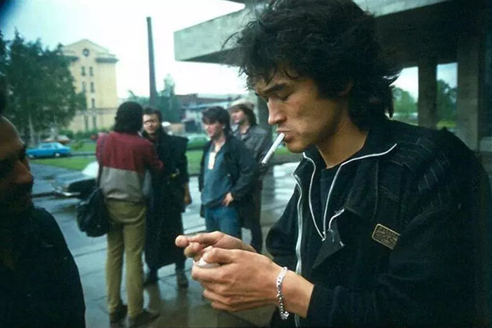 Виктор Цой у входа в ЛДМ во время 5-ого Ленинградского рок-фестиваля, 1987 год