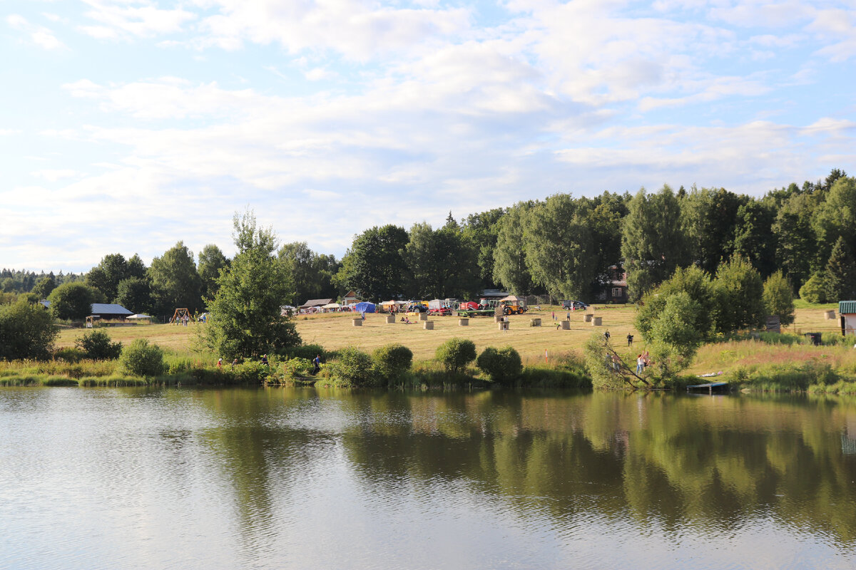 Берег озера со стороны усадьбы. В дни проведения фестиваля сенокоса луг перед домом украсили скатанным сеном