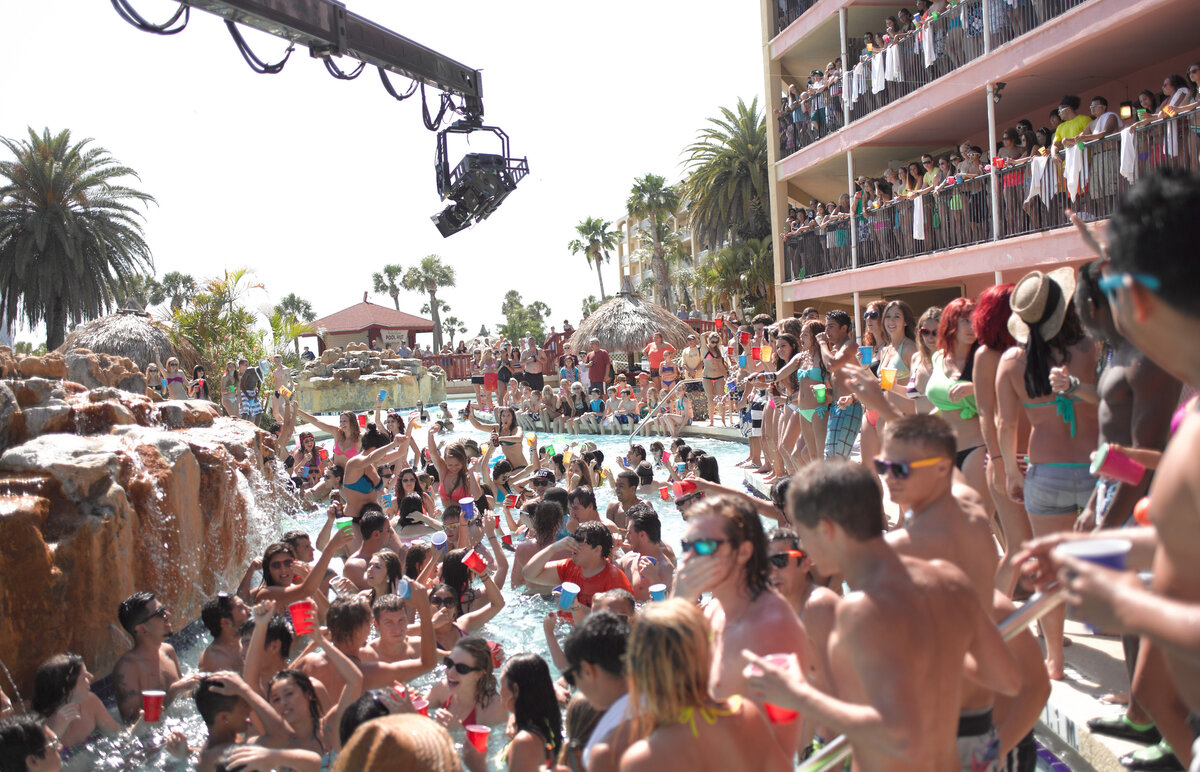 Behind The Scenes: съёмка сцены вечеринки на пляже