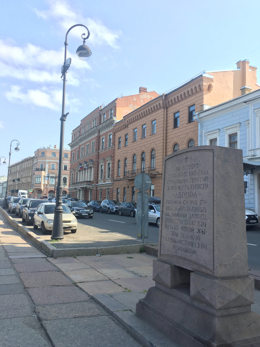 Английская набережная. Справа – памятник выстрелу крейсера «Аврора»