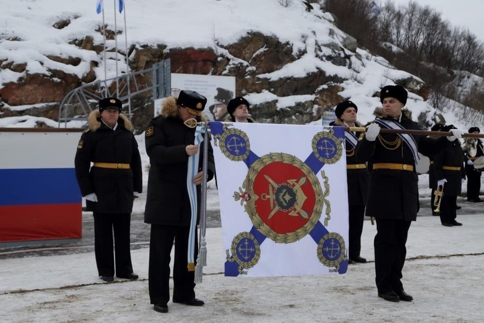     Главком ВМФ лично прикрепил орден к знамени дивизии. Фото: пресс-служба Северного флота