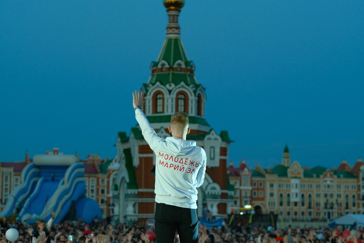 Белое худи унисекс с персонализацией на груди и на спине