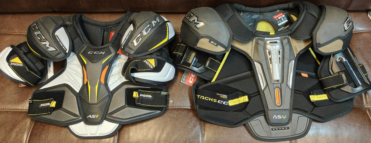 С право нагрудник CCM SUPER TACKS, с левой стороны нагрудник CCM SUPER TACKS AS V. 