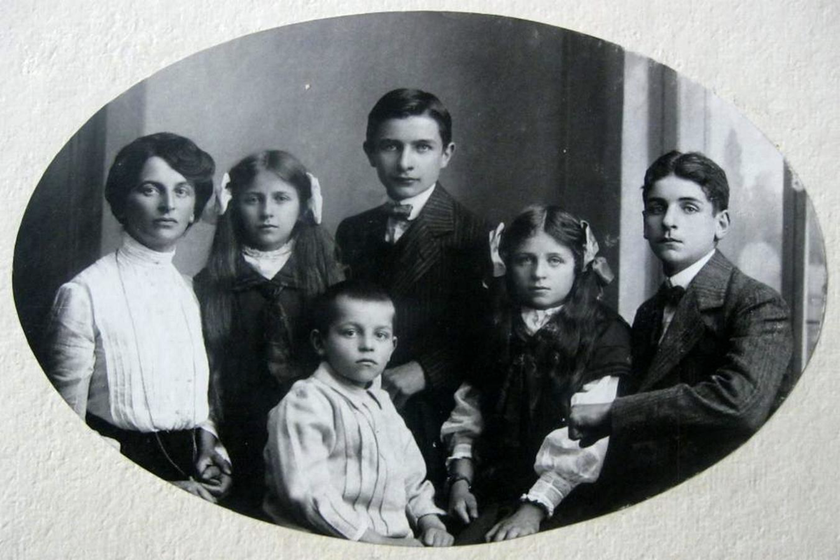 Инесса Арманд со своими детьми 