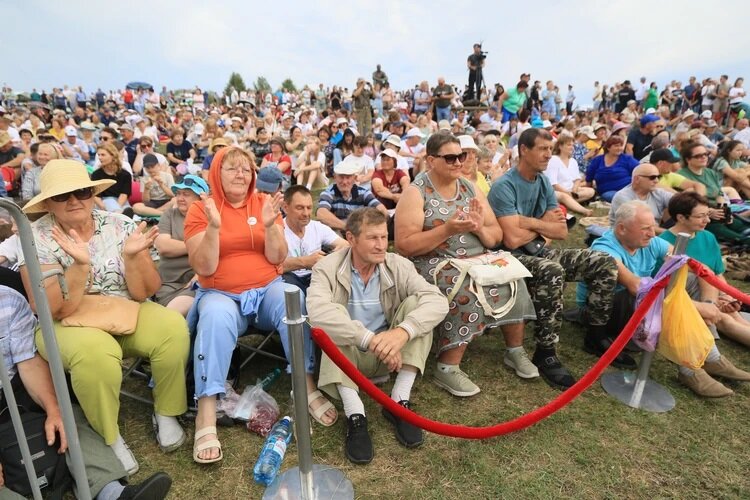 Закрытие XXV Всероссийского Шукшинского фестиваля. Зрители приветствуют конкурсантов. Фото: Олег Укладов