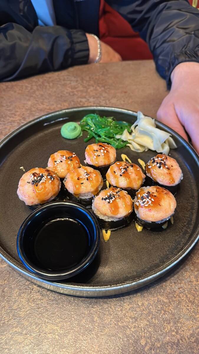 Запеченные роллы отличаются технологией приготовления, к столу они также должны подаваться горячими. В процессе приготовления не используется масло, что делает их более диетическим продуктом, чем темпура.
После того как ролл был скручен, его отправляют в духовой шкаф или микроволновку на 5-7 минут. Использование высоких температур позволяет морепродуктам раскрыть свой вкус, сохраняя все полезные витамины и микроэлементы. Запеченные роллы с сыром, овощами и рыбой обычно сдабривают соусом спайси, который готовится из японского майонеза с добавлением чеснока, специй, кунжутного масла и икры летучей рыбы. 

Привычный вкус «Филадельфии» или «Калифорнии» можно с легкостью изменить, если запечь роллы в духовке – они останутся такими же вкусными, но их аромат станет еще насыщеннее. Однако в таком случае лучше заменить нори на рисовую бумагу, иначе вкус водорослей может стать слишком ярким. Вы можете поэкспериментировать и отправить в духовку кусочек привычного вам холодного ролла и получить совершенно новое блюдо.
Запеченные роллы и темпура подаются так же, как и классические японские закуски – с маринованным имбирем и соевым соусом.  
