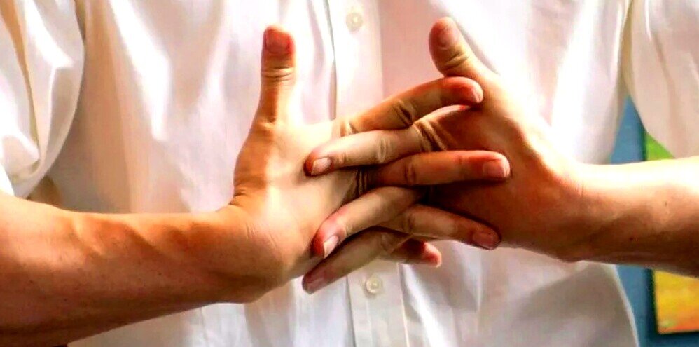 Хруст пальцев - это обычное и безопасное явление