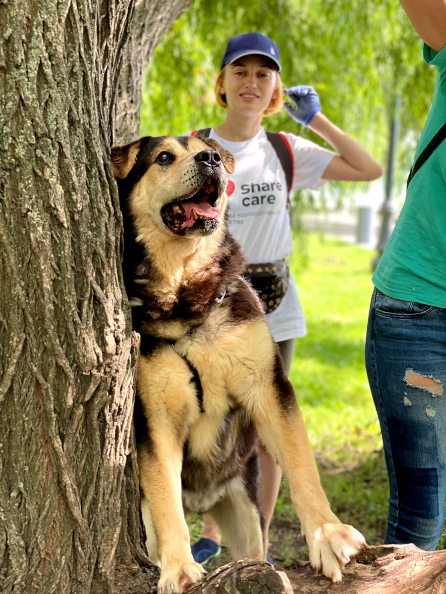 Старичка Броню очень интересуют угощения