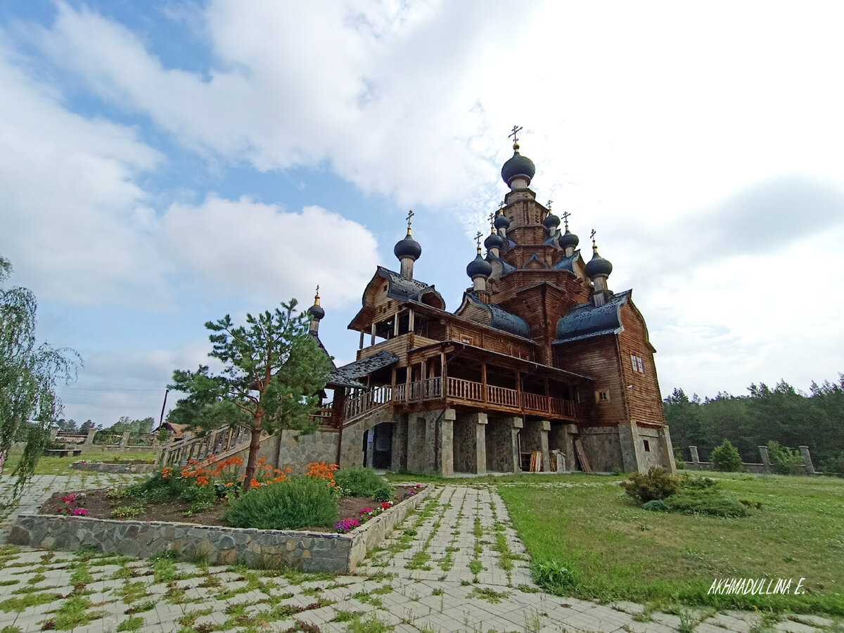 Храм без гвоздей, уральские самоцветы и 