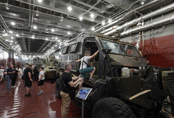    Боевая бронированная машина International M1224 MaxxPro MRAP на выставке трофеев специальной военной операции на борту большого десантного корабля «Иван Грен» в Санкт-Петербурге