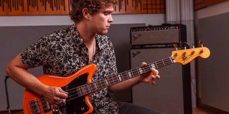 Fender Майк Керр Jaguar Bass