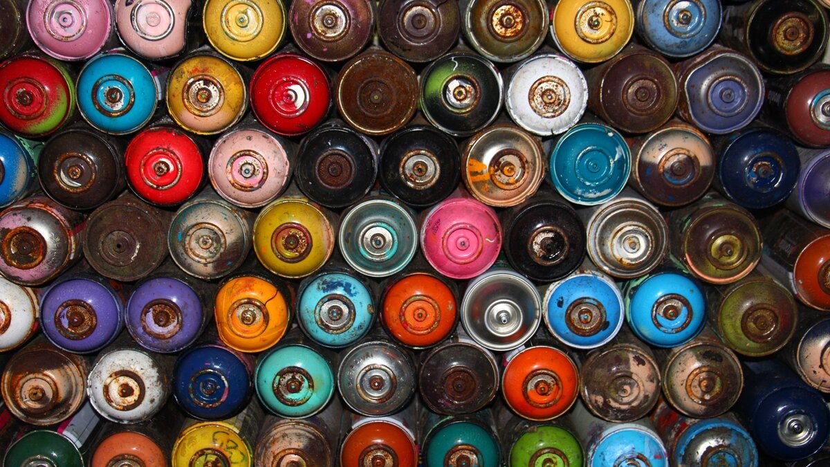     Злоумышленники расписывали грузовые и пассажирские вагоны.