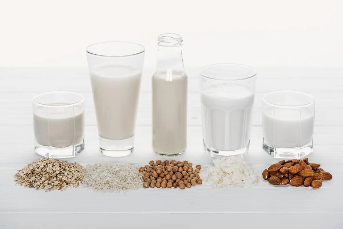 Растительное молоко можно в пост. Растительное молоко. Рисово миндальное молоко. Растительное молоко картинки. Молоко вид сверху.