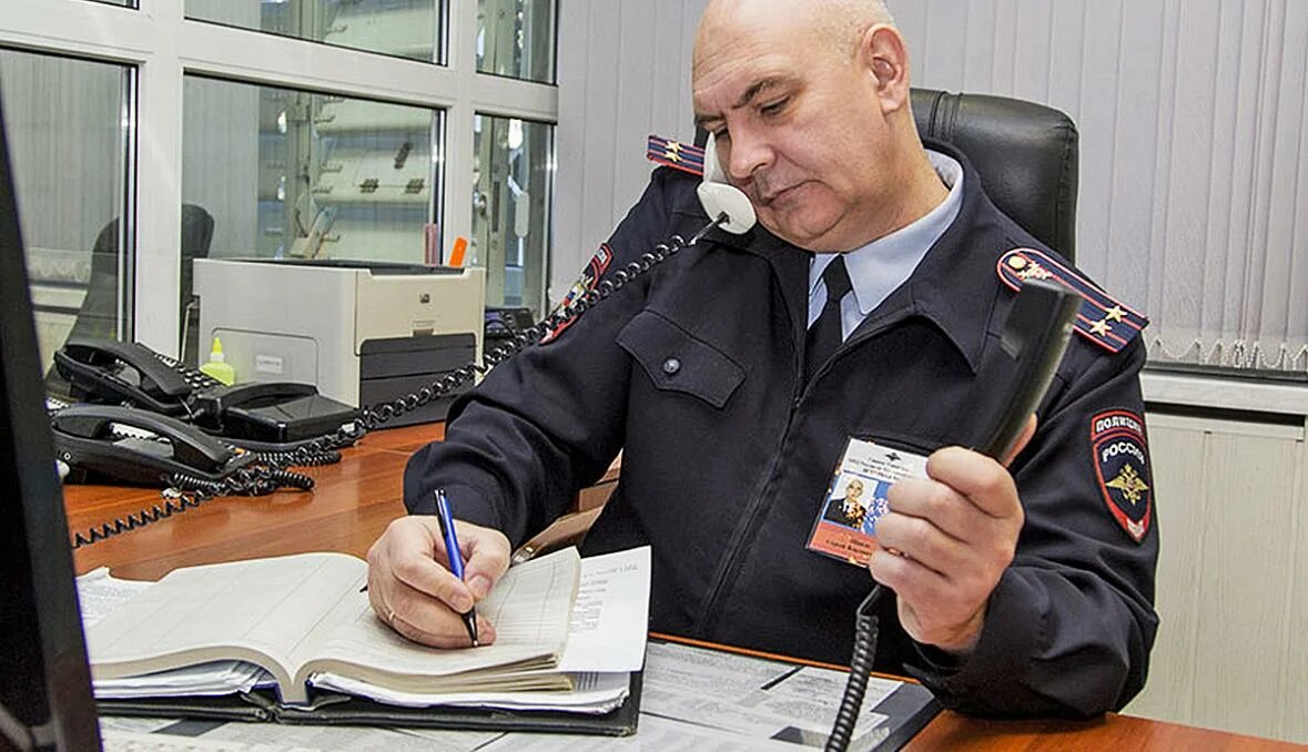 Звоните в полицию. Полицейский с телефоном. Милиционер с телефоном. Звоню в полицию. Полицейский звонит.