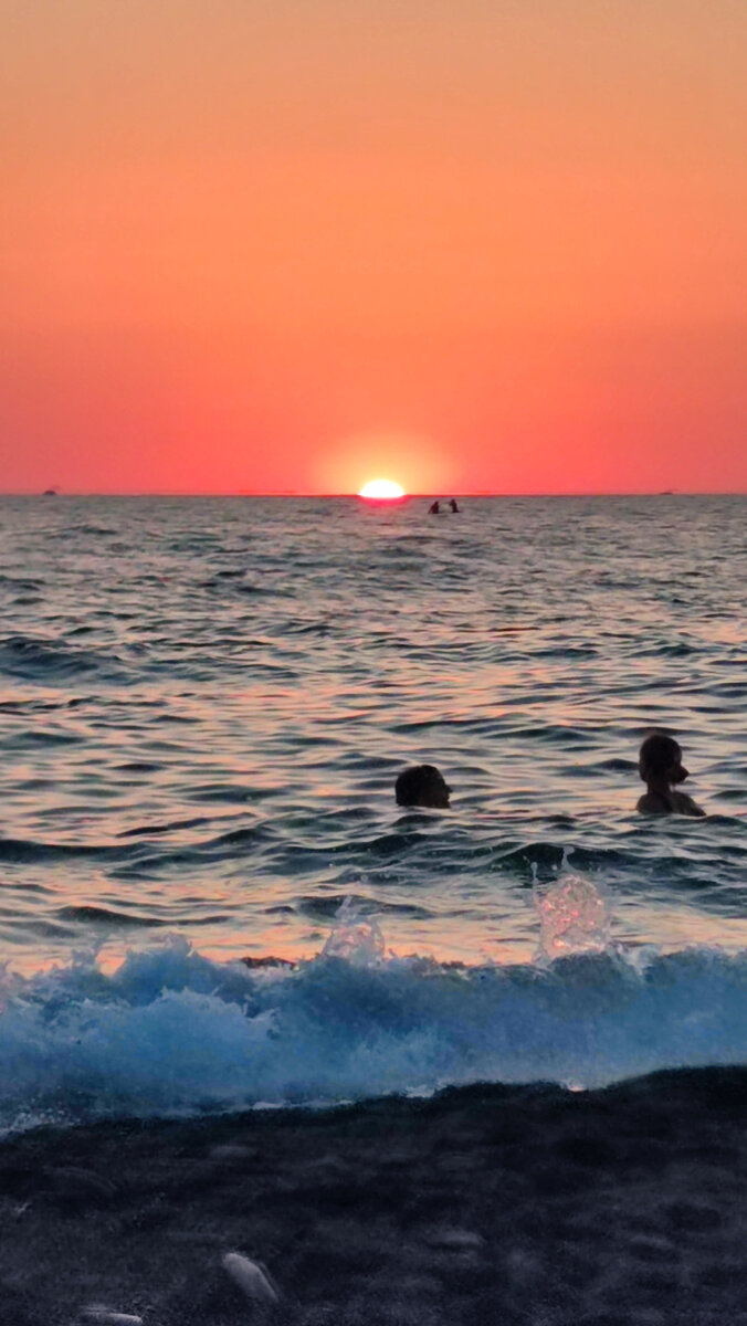 Сочи, море, пляж... Сочи всегда манил и будет манить к себе, так как это единственное такое место в России на всю большую и холодную страну. 