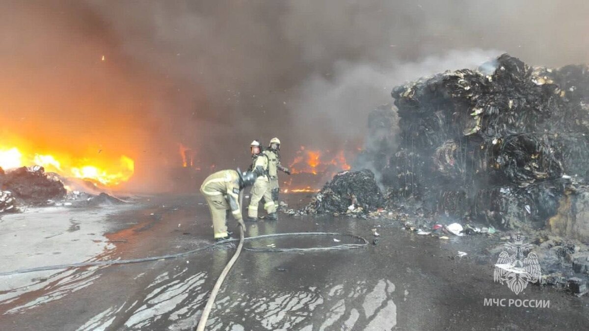     Площадь пожара в складских помещениях составила 800 квадратных метров, сообщили в ГУ МЧС России по Ставропольскому краю.