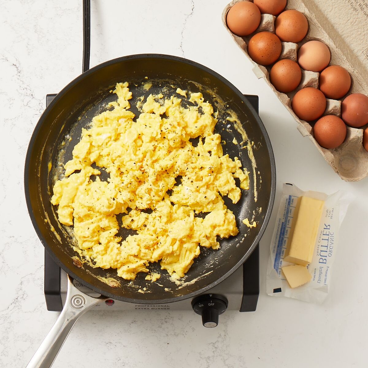  Нет ничего лучше, чем тарелка, полная пышной яичницы—болтуньи - лучшая из наших любимых идей для легкого завтрака.