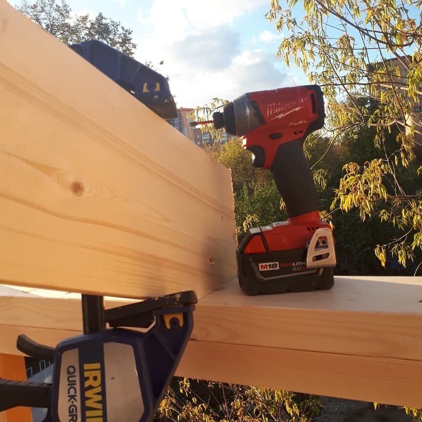 Стропила монтируем наслонным способом (без свесов). Необходимый профиль в месте опоры заранее подрезали под шаблон.