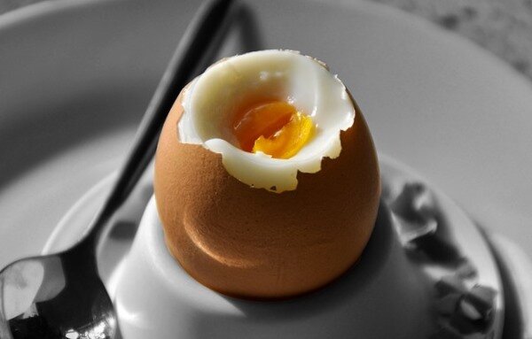 Почему говорят, что нельзя яйцом по столу стучать? И разбивать яйцо об стол нельзя?