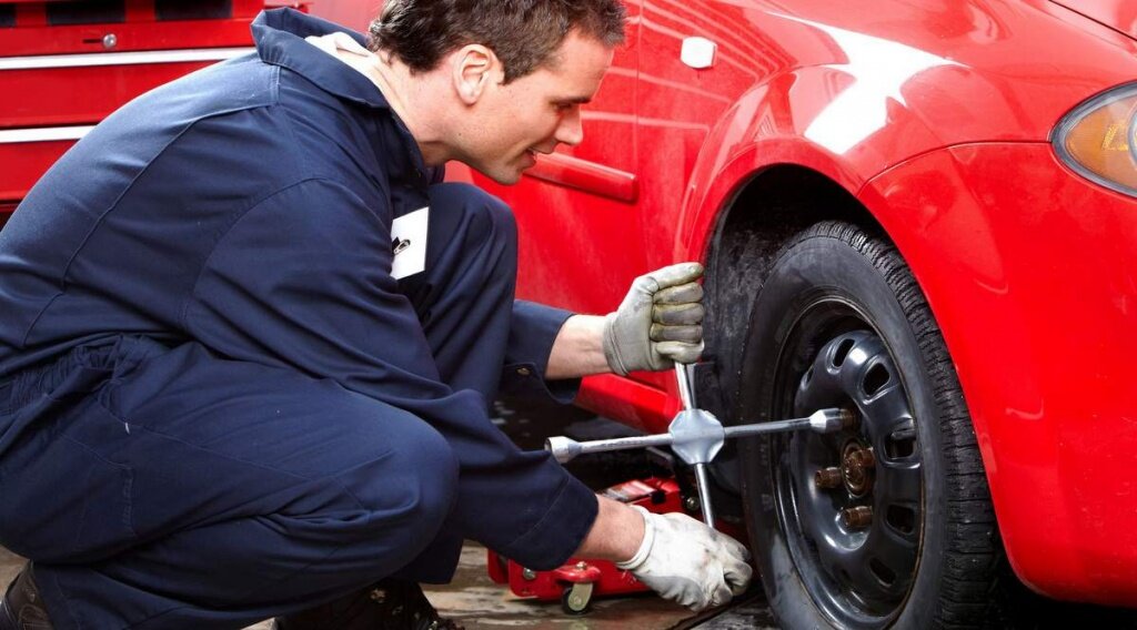 Как  утверждают эксперты, идеальной формулой для шин является 4х4х4. То есть  они должны быть не старше четырех лет, иметь глубину протектора не  меньше 4 миллиметров. На всех колесах должны стоять 4 покрышки с  одинаковым рисунком. 