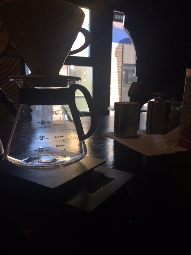 Сверху воронка, внизу чайник харио.