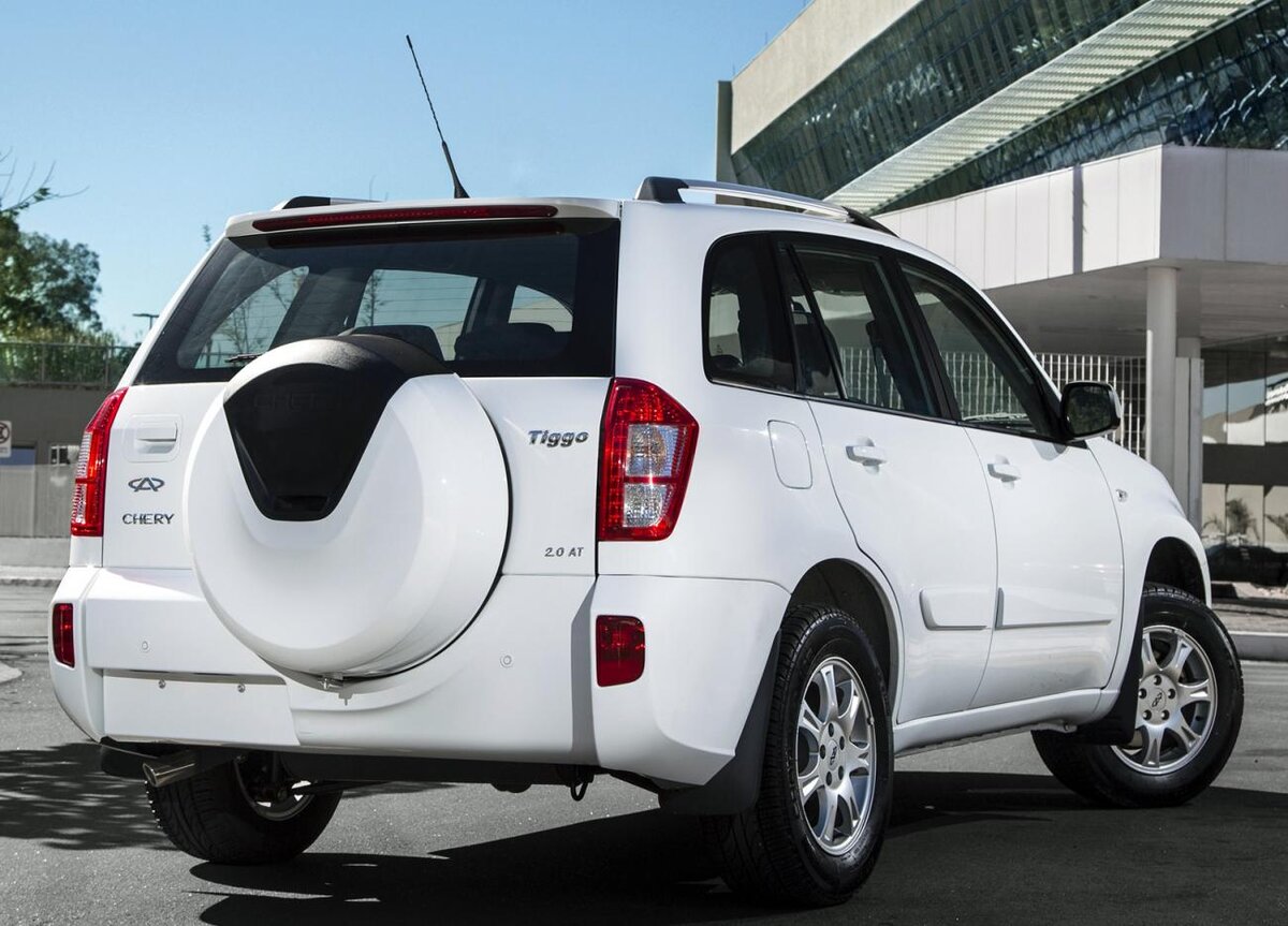 Подвеска у машины независимая: спереди МакФерсон, а сзади многорычажная. Тормоза все дисковые, плюс такие электронные помощники как ABS и EBD идут в штатной компоновке.